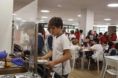 Alumnos en el comedor